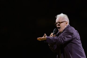 Herbert Grönemeyer steht beim Tourneeauftakt auf der Bühne.