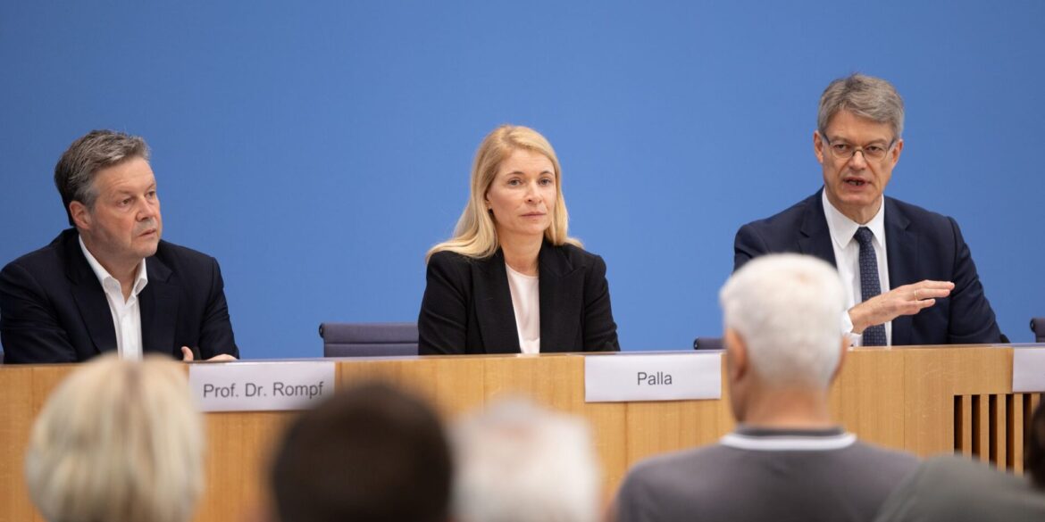Sie wollten Zuversicht verbreiten, doch der Neustart ist erst einmal ausgebremst worden. Die Eisenbahn- und Verkehrsgewerkschaft wehrt sich gegen die Berufung von Dirk Rompf (l) als Infrastruktur-Chef.