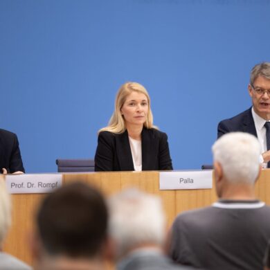 Sie wollten Zuversicht verbreiten, doch der Neustart ist erst einmal ausgebremst worden. Die Eisenbahn- und Verkehrsgewerkschaft wehrt sich gegen die Berufung von Dirk Rompf (l) als Infrastruktur-Chef.