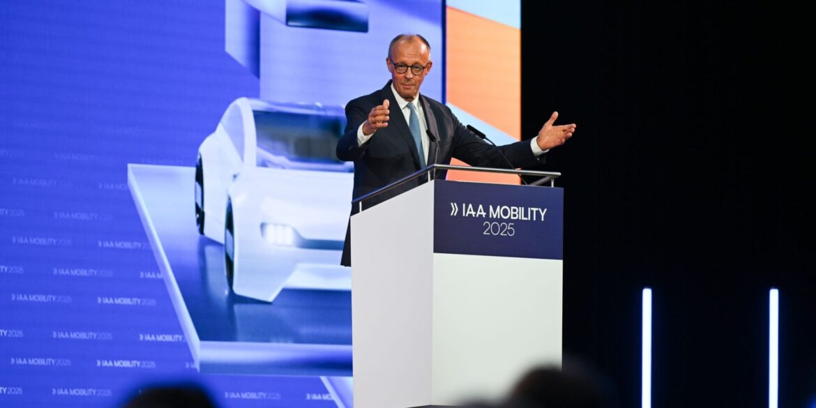 Kanzler Merz spricht bei der IAA-Eröffnung.