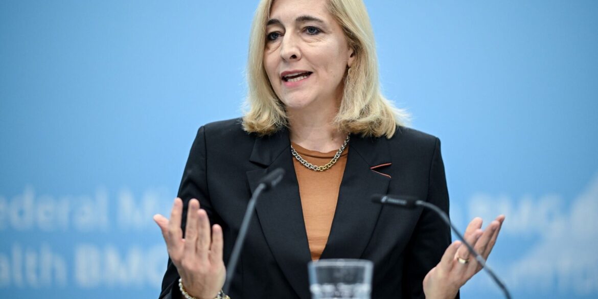 Gesundheitsministerin Warken will die Kassenbeiträge noch stabilisieren.