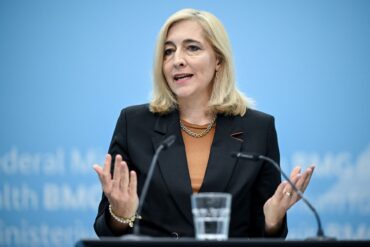 Gesundheitsministerin Warken will die Kassenbeiträge noch stabilisieren.