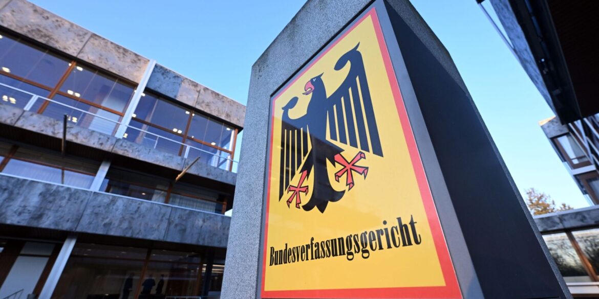 Die 16 Richter und Richterinnen des Bundesverfassungsgerichts werden jeweils zur Hälfte vom Bundestag und vom Bundesrat gewählt. (Symbolbild)