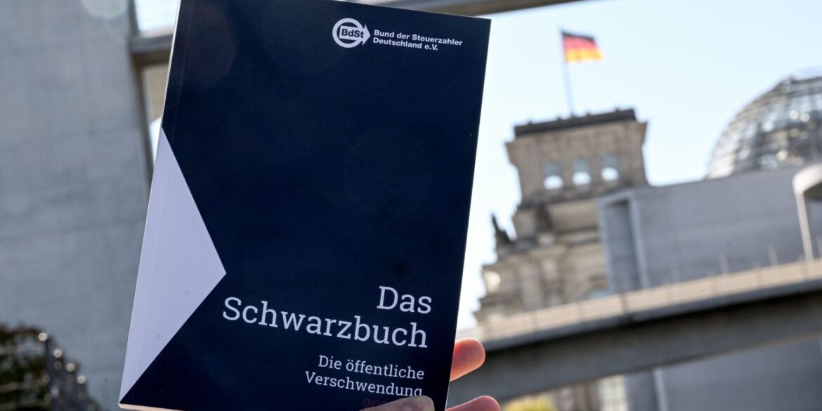 Im Schwarzbuch listet der Bund der Steuerzahler jedes Jahr Beispiele auf, wo aus seiner Sicht Steuergelder verschwendet wurden - und kritisiert unter anderem die Ausgaben des Bundestags.