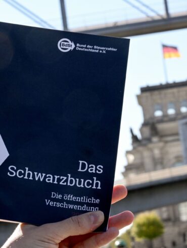 Im Schwarzbuch listet der Bund der Steuerzahler jedes Jahr Beispiele auf, wo aus seiner Sicht Steuergelder verschwendet wurden - und kritisiert unter anderem die Ausgaben des Bundestags.