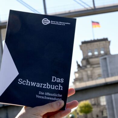 Im Schwarzbuch listet der Bund der Steuerzahler jedes Jahr Beispiele auf, wo aus seiner Sicht Steuergelder verschwendet wurden - und kritisiert unter anderem die Ausgaben des Bundestags.