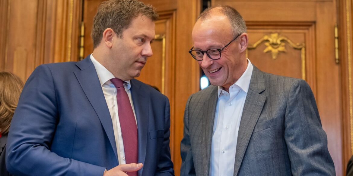 Heller Anzug, keine Krawatte: Der Kanzler überrascht bei der Kabinettsklausur mit neuem Outfit.
