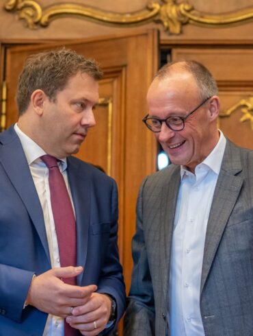 Heller Anzug, keine Krawatte: Der Kanzler überrascht bei der Kabinettsklausur mit neuem Outfit.