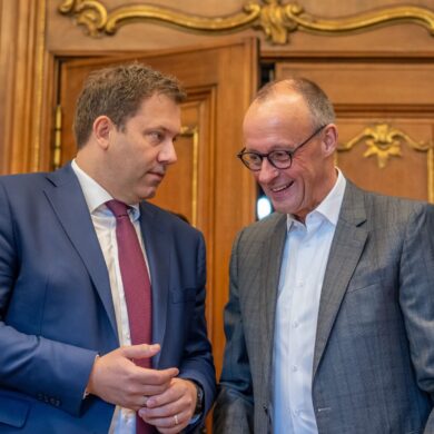 Heller Anzug, keine Krawatte: Der Kanzler überrascht bei der Kabinettsklausur mit neuem Outfit.