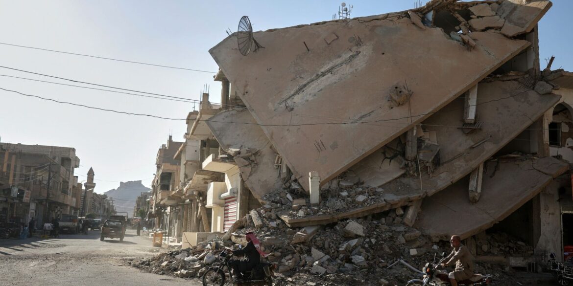 Viele Häuser in Syrien sind im Krieg zerstört worden. Dass jetzt Binnenvertriebene und auch einige Flüchtlinge zurückkehren, sorgt dafür, dass Wohnraum noch knapper wird. (Archivfoto)