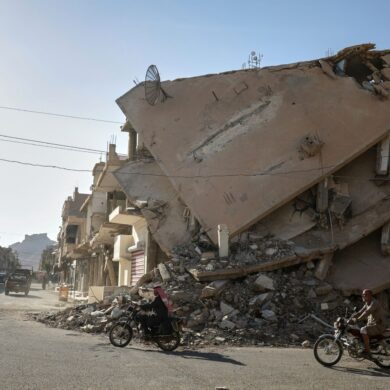 Viele Häuser in Syrien sind im Krieg zerstört worden. Dass jetzt Binnenvertriebene und auch einige Flüchtlinge zurückkehren, sorgt dafür, dass Wohnraum noch knapper wird. (Archivfoto)