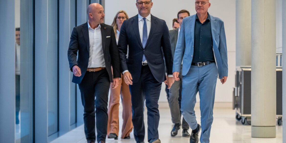 Jens Spahn (CDU, M), CDU/CSU-Fraktionsvorsitzender im Bundestag, kommt mit Mathias Miersch (r), SPD-Fraktionsvorsitzender im Bundestag, und Alexander Hoffmann, CSU-Landesgruppenvorsitzender im Bundestag, zum Statement nach der namentlichen Abstimmung von Richtern und Richterinnen am Bundesverfassungsgericht (BVerfG).