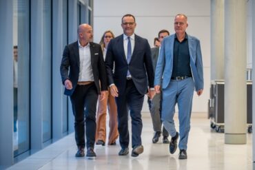 Jens Spahn (CDU, M), CDU/CSU-Fraktionsvorsitzender im Bundestag, kommt mit Mathias Miersch (r), SPD-Fraktionsvorsitzender im Bundestag, und Alexander Hoffmann, CSU-Landesgruppenvorsitzender im Bundestag, zum Statement nach der namentlichen Abstimmung von Richtern und Richterinnen am Bundesverfassungsgericht (BVerfG).
