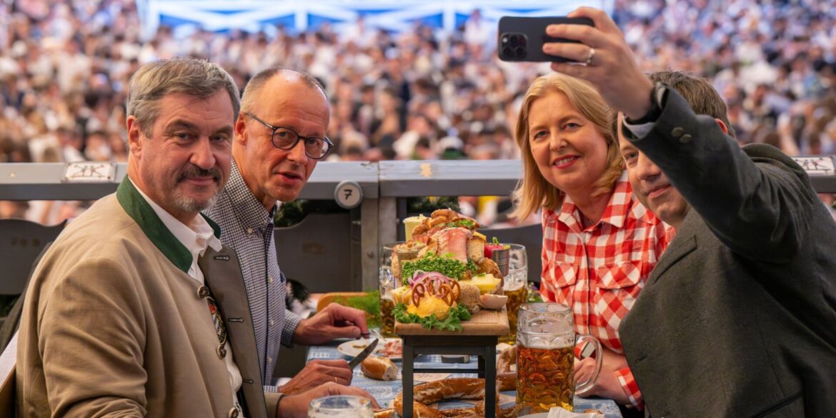 Selfie im Festzelt: Kanzler Merz besucht mit Kabinettsmitgliedern das Oktoberfest