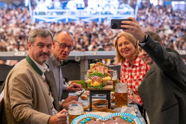 Selfie im Festzelt: Kanzler Merz besucht mit Kabinettsmitgliedern das Oktoberfest