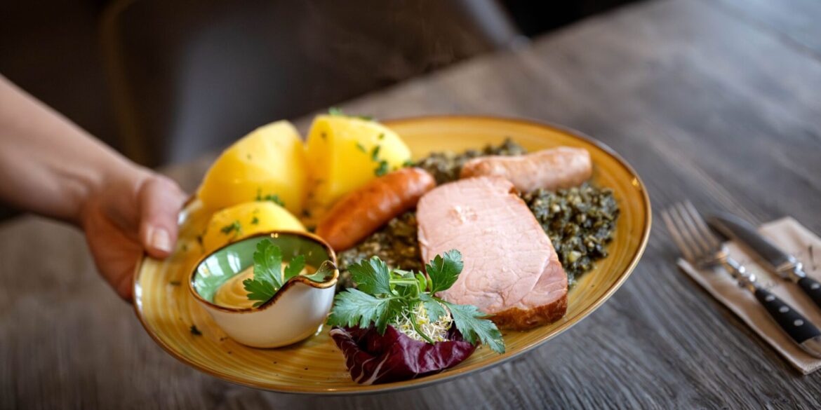 Ob die Gastronomen Steuererleichterungen weitergeben, ist fraglich. (Archivbild)