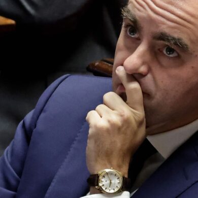 Premier Lecornu hat die Misstrauensvoten überstanden - die seit längerem andauernde politische Krise in Frankreich kann sich damit vorerst beruhigen.