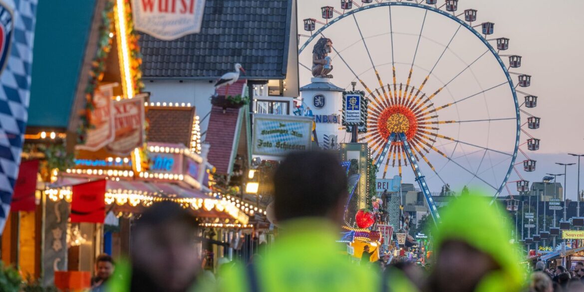 Nach einer Bombendrohung wurde am Mittwoch das Oktoberfest gesperrt. Am Abend startete dann der Festbetrieb.