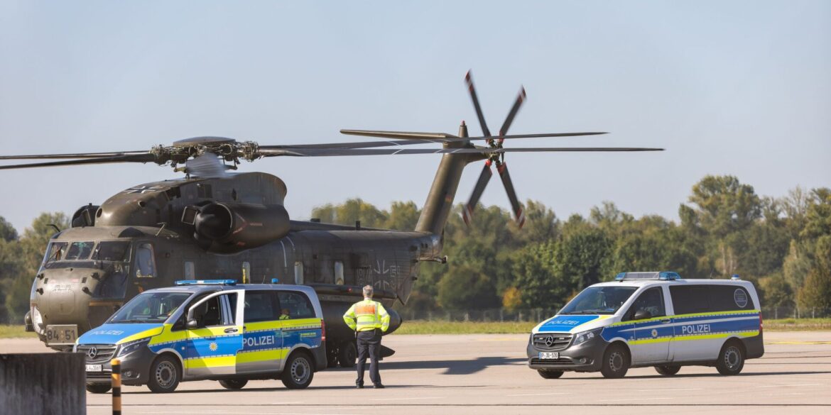 Einer der Beschuldigten wurde mit einem Bundeswehr-Hubschrauber nach Karlsruhe gebracht.
