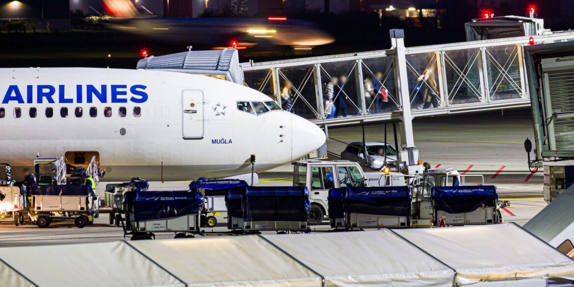 Ankunft in der niedersächsischen Landeshauptstadt: In Hannover ist ein Flieger aus Istanbul gelandet.
