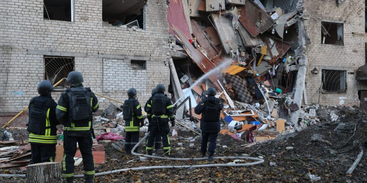 In der ukrainischen Großstadt Saporischschja schlug eine Rakete in ein Wohnheim ein.