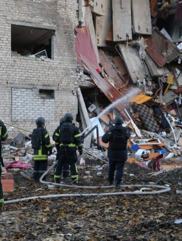 In der ukrainischen Großstadt Saporischschja schlug eine Rakete in ein Wohnheim ein.