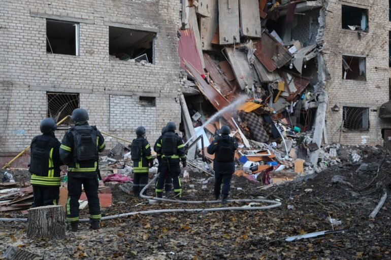 In der ukrainischen Großstadt Saporischschja schlug eine Rakete in ein Wohnheim ein.