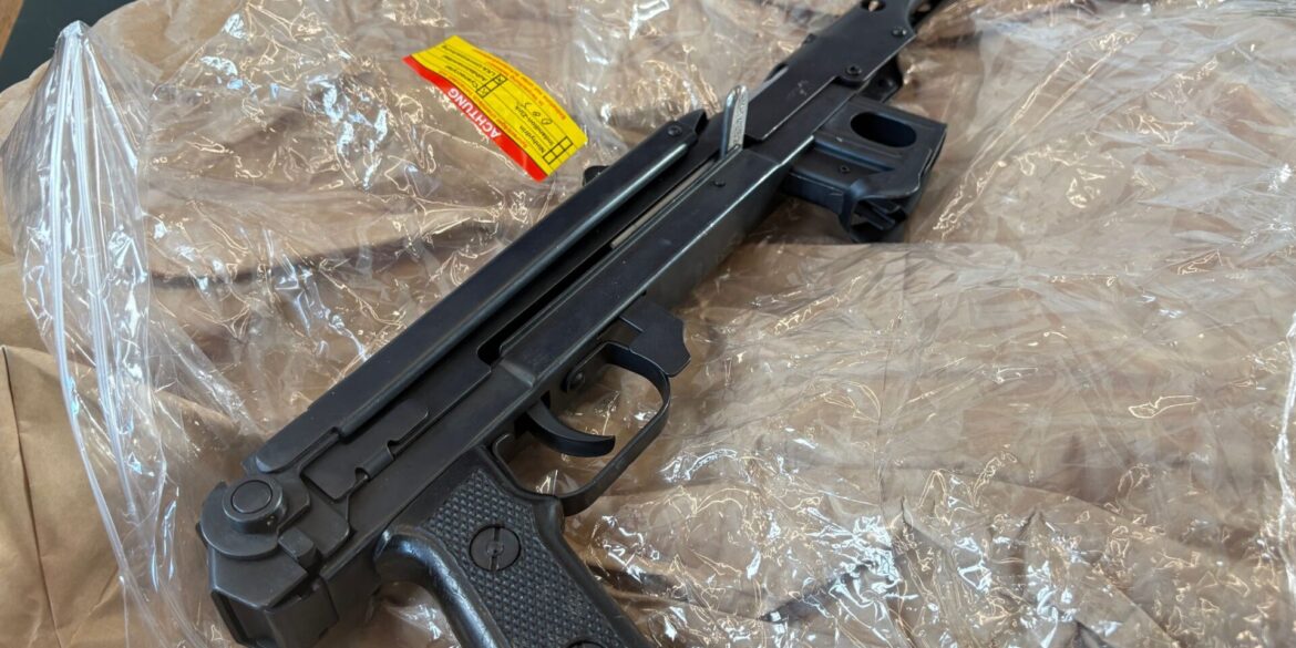 Die Polizei präsentierte sichergestellte Waffen.