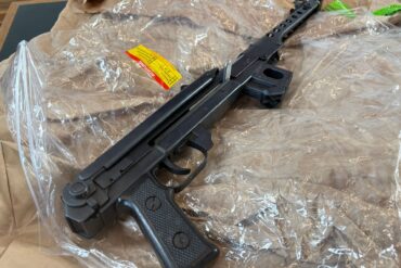 Die Polizei präsentierte sichergestellte Waffen.