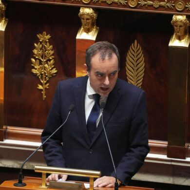 Frankreichs Premier geht in der politischen Krise auf die Opposition zu.