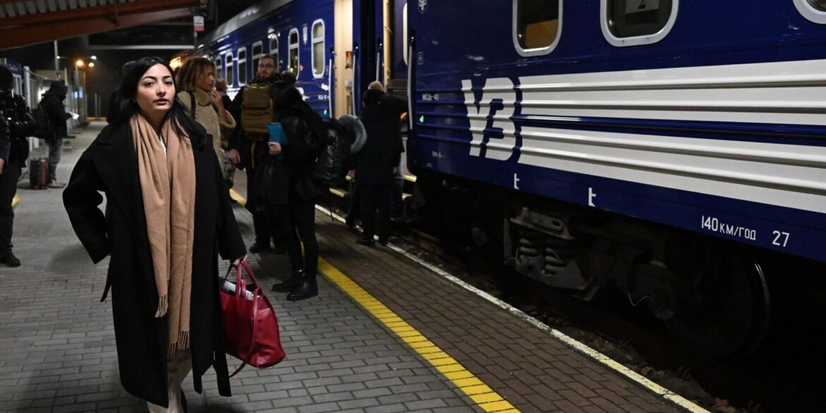 Reem Alabali Radovan (SPD), Bundesministerin für wirtschaftliche Zusammenarbeit und Entwicklung, steht auf ihrer Reise nach Kiew am Bahnsteig in Polen.