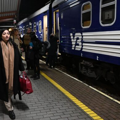 Reem Alabali Radovan (SPD), Bundesministerin für wirtschaftliche Zusammenarbeit und Entwicklung, steht auf ihrer Reise nach Kiew am Bahnsteig in Polen.