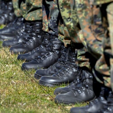 Die Bundesregierung ringt um die Ausgestaltung eines neuen Wehrdienstgesetzes, das zum 1. Januar in Kraft treten soll.