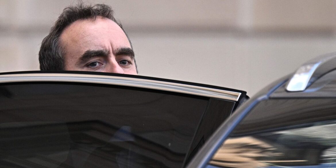 Frankreichs Premierminister Lecornu verlässt nach Kabinettssitzung den Elysee-Palast.