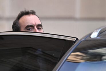 Frankreichs Premierminister Lecornu verlässt nach Kabinettssitzung den Elysee-Palast.