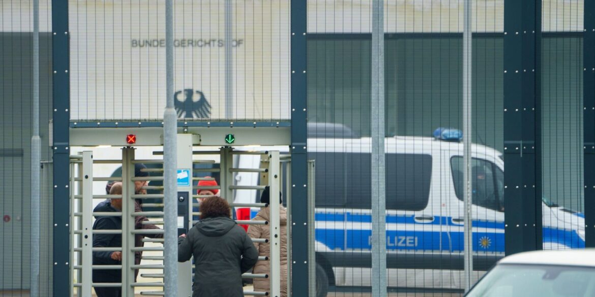 Die Bundesanwaltschaft will Haftbefehle beantragen. Ab dem Vormittag sollen die drei Festgenommenen beim Ermittlungsrichter des Bundesgerichtshofs vorgeführt werden.