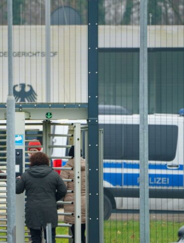 Die Bundesanwaltschaft will Haftbefehle beantragen. Ab dem Vormittag sollen die drei Festgenommenen beim Ermittlungsrichter des Bundesgerichtshofs vorgeführt werden.