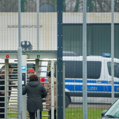 Die Bundesanwaltschaft will Haftbefehle beantragen. Ab dem Vormittag sollen die drei Festgenommenen beim Ermittlungsrichter des Bundesgerichtshofs vorgeführt werden.