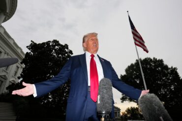 Trump fordert Israel auf, die Bombardierung des Gazastreifens zu stoppen. (Archivbild)