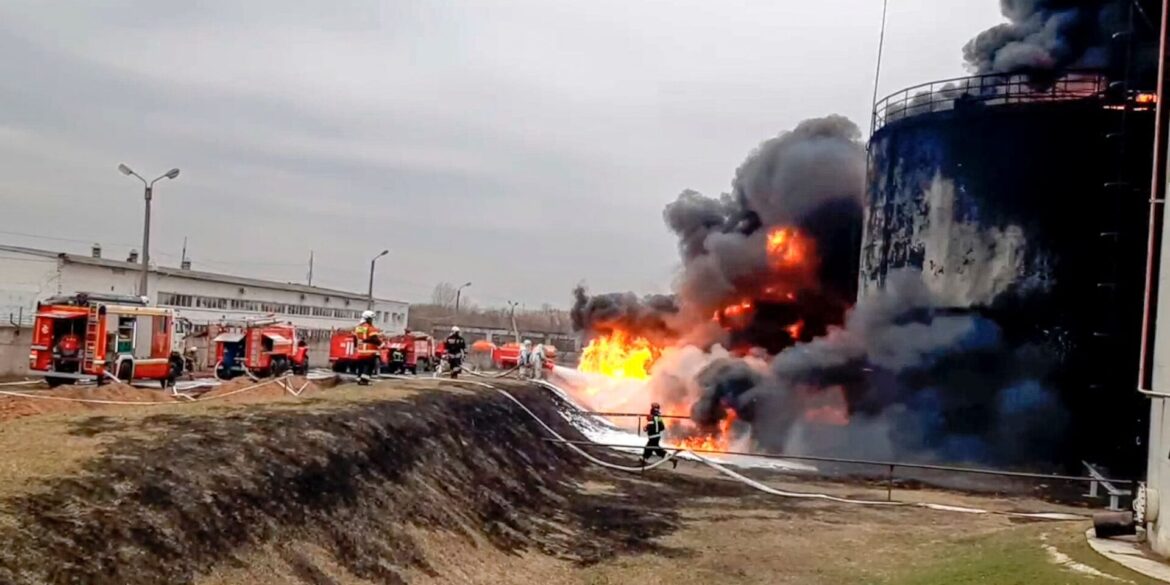 Die Feuerwehr löscht ein in  Brand geratenes Öldepot in Russland. (Archivbild)