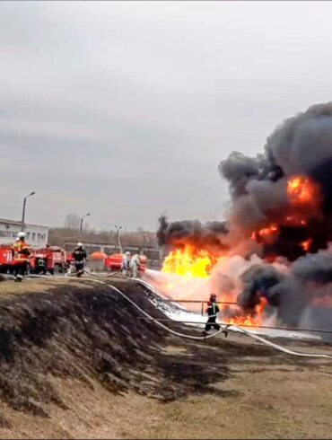 Die Feuerwehr löscht ein in  Brand geratenes Öldepot in Russland. (Archivbild)