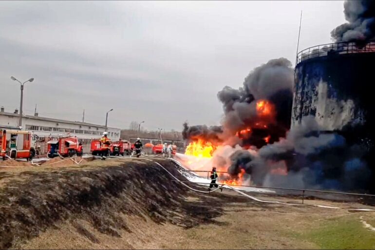 Die Feuerwehr löscht ein in  Brand geratenes Öldepot in Russland. (Archivbild)