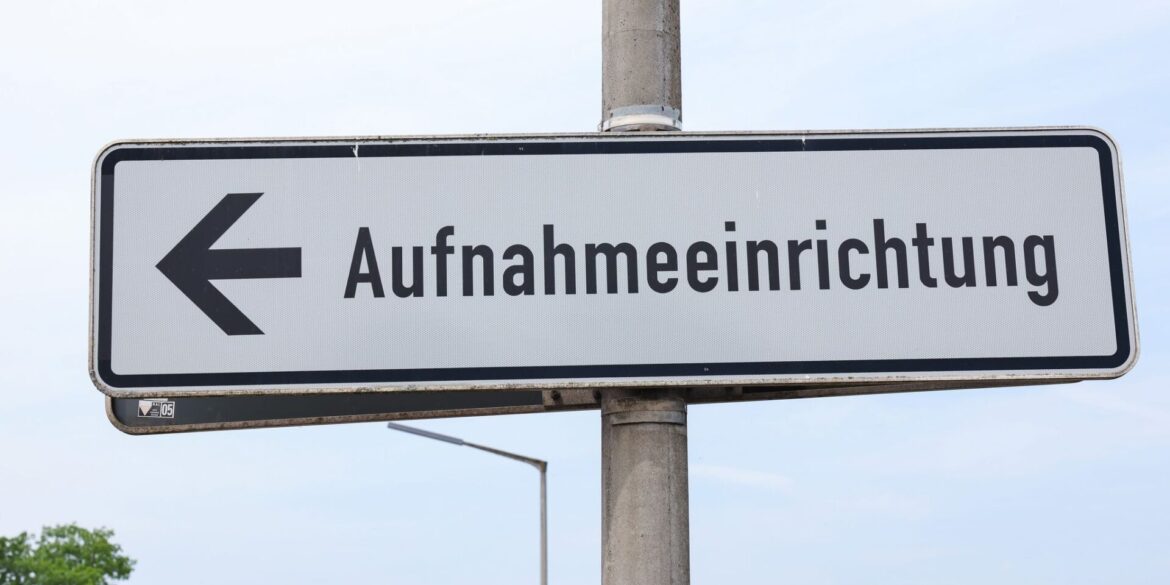 Zuerst werden die Asylbewerber in den Erstaufnahmeeinrichtungen der Länder untergebracht. (Symbolbild)
