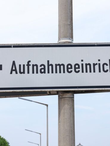 Zuerst werden die Asylbewerber in den Erstaufnahmeeinrichtungen der Länder untergebracht. (Symbolbild)
