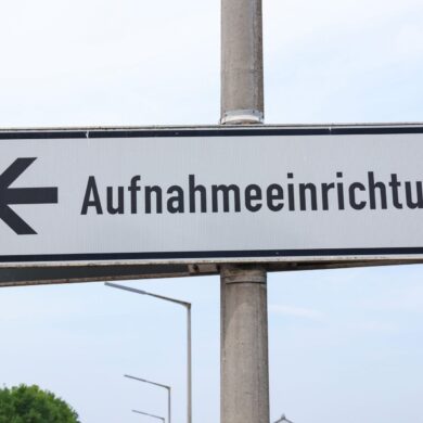 Zuerst werden die Asylbewerber in den Erstaufnahmeeinrichtungen der Länder untergebracht. (Symbolbild)