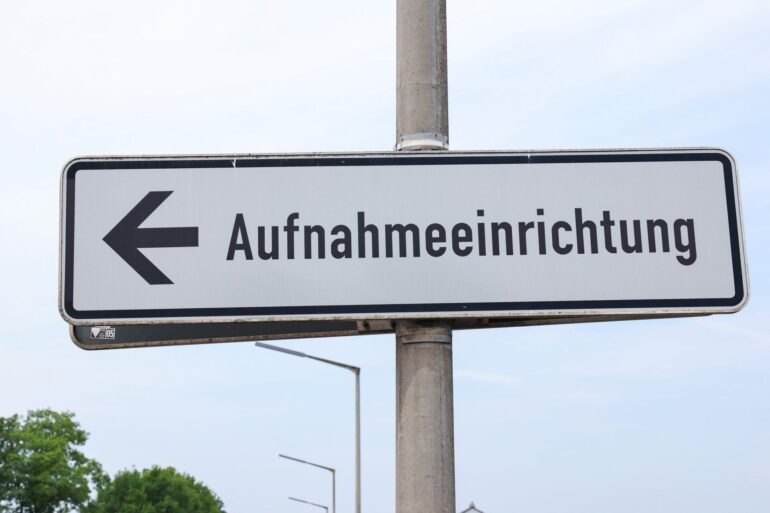 Zuerst werden die Asylbewerber in den Erstaufnahmeeinrichtungen der Länder untergebracht. (Symbolbild)