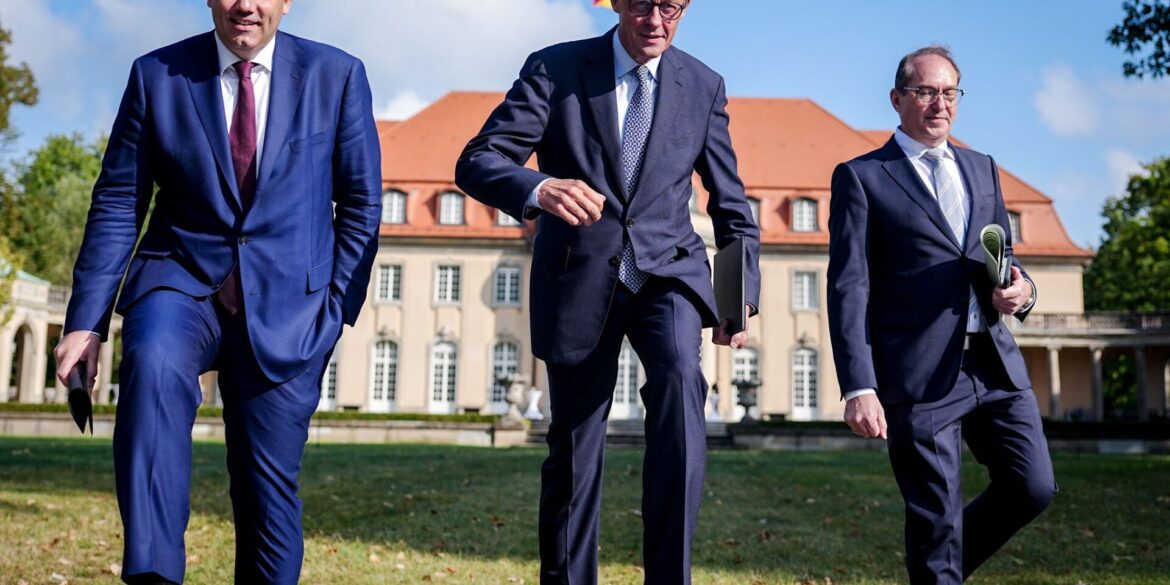 Merz, Vizekanzler Klingbeil und Innenminister Dobrindt traten gemeinsam vor die Presse.