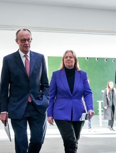 Zufriedene Gesichter nach langer Nachtsitzung: Die Koalition einigt sich bei mehreren Streitthemen.