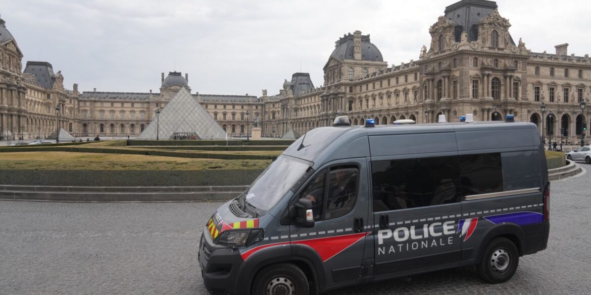 Der Louvre bleibt für Besucher doch weiter geschlossen.