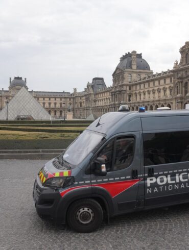 Der Louvre bleibt für Besucher doch weiter geschlossen.